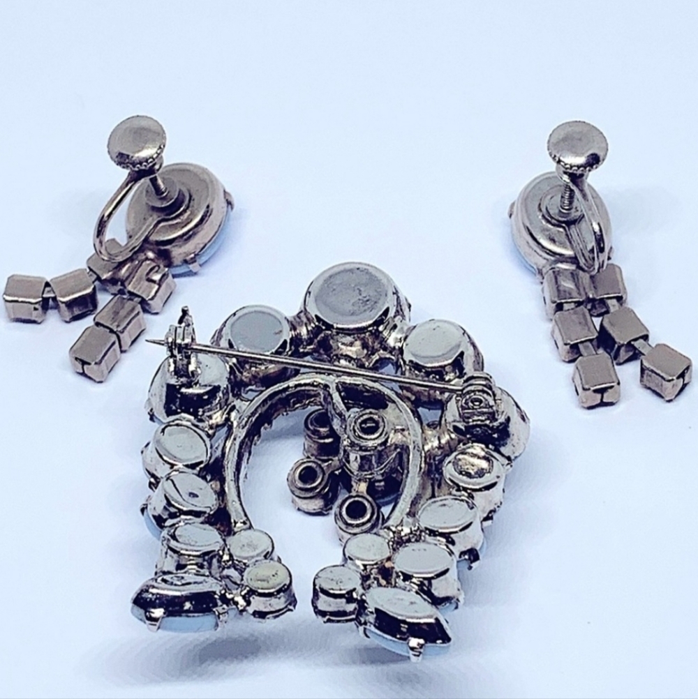 Juliana D&E Baby Blue Milk Glass Horseshoe Brooch & Screwback Earrings Parure - Picture 5 of 10